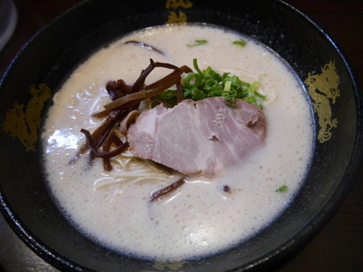 「とんこつラーメン ばりかた＋替え玉 かた＋替え玉 かた」@とんこつラーメン博多風龍 上野店の写真