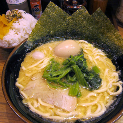 「ラーメン（並） 680円（税込 734円）+ クーポン味玉」@横浜家系ラーメン 壱角家 田町店の写真