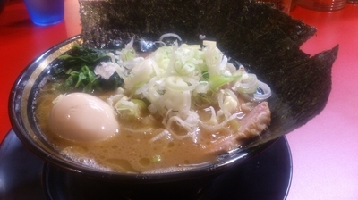 「チャーシュー+薬味ネギ(サービス)+海苔・味玉(クーポン)」@家系ラーメン とらきち家の写真