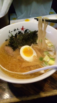 「醤油らーめん¥500＋炙り鶏チャーシュー¥50」@らーめん サッポロ赤星の写真