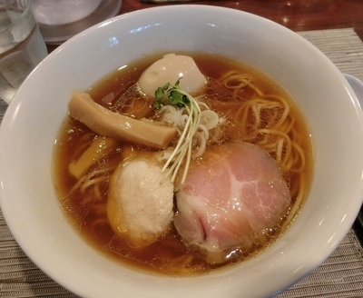 「味玉入り鶏そば」@らぁ麺 やまぐちの写真