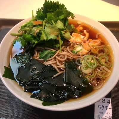 「【店舗限定】パクチーそば（￥450）」@名代 富士そば 六本木店の写真