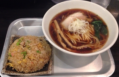 「半チャンセット(コク醤油ラーメン＋マー油黒チャーハン)」@半チャンラーメン たまぞう 下柚木店の写真