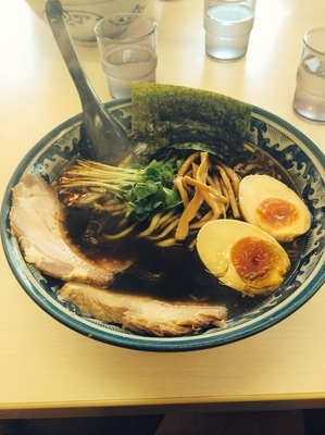「黒醤油 太麺 味玉」@あぢとみ食堂の写真