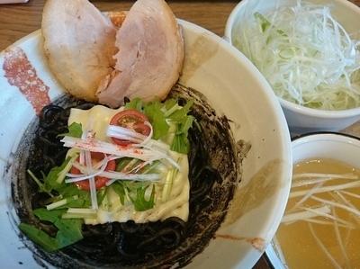 「【限定10食】艶黒イカスミそば￥850＋ネギ盛り￥100」@麺処 慶の写真