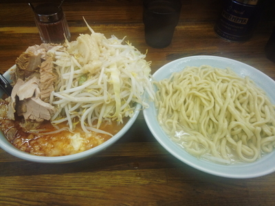 「小つけ麺豚入り1030円温盛麺硬め全マシ」@ラーメン二郎 新小金井街道店の写真