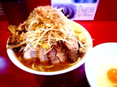 「小ラーメン+極上生卵×２+豚マシ+ほぐし鶏+全マシ」@麺屋 桐龍の写真