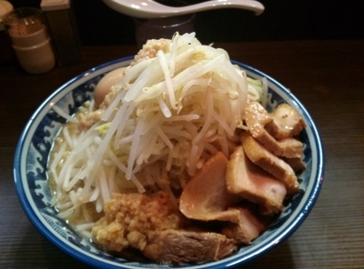 「八楼ラーメン  野菜多目ニンニク脂+味玉+豚増し」@RAMEN 八楼の写真