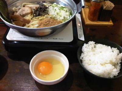 「焼き油そば+生卵+無料サービスライス」@つけめん あびすけ 元住吉店の写真