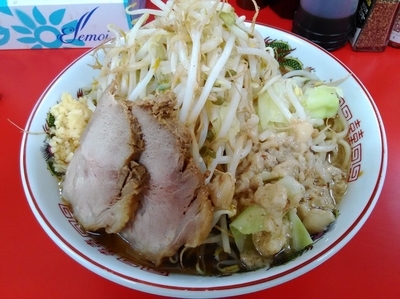 「ラーメン（中） ニンニクヤサイマシアブラ」@赤ひげラーメン 那覇松山店の写真
