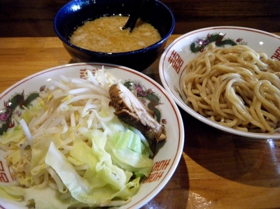 「背脂ニンニクつけソバ（ﾔｻｲﾌﾂｳﾆﾝﾆｸﾏｼﾏｼ）800円」@背脂ニンニクソバ MIYA DE RA SOULの写真