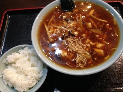 「サンラータン麺（ランチタイム半ライス無料）」@中国料理 四季坊の写真