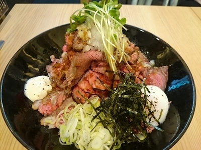 「ローストビーフ油そば（キング）￥2400＋Aセット＋生ビール」@ローストビーフ油そば ビーストの写真