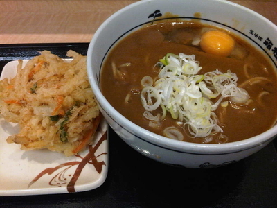 「カレーそば+生卵+かき揚げ」@名代 箱根そば 狛江店の写真