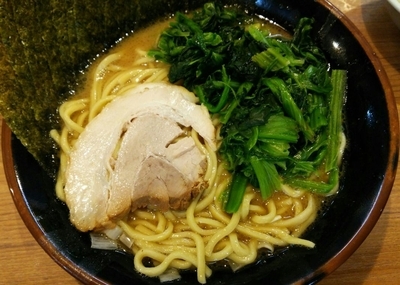 「ラーメン（並）＋ほうれん草増し　700＋100円」@濃厚豚骨汁 横浜家系ラーメン 花木家 経堂本店の写真