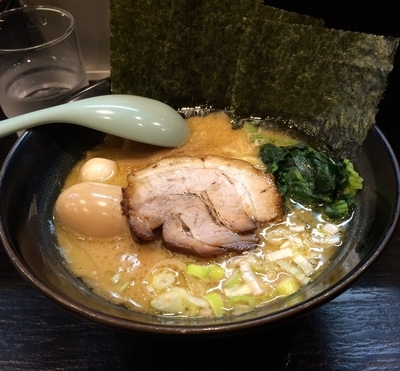 「醤油ラーメン + 味玉」@ゴル麺。 横浜2号店の写真