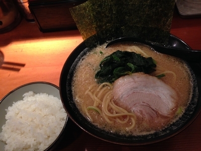「豚骨ラーメン醤油＋サービスライス」@横浜家系ラーメン 檜家 町屋店の写真