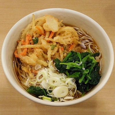 「かき揚げ天そば（490円）＋ネギ多め」@箱根そば 本陣の写真