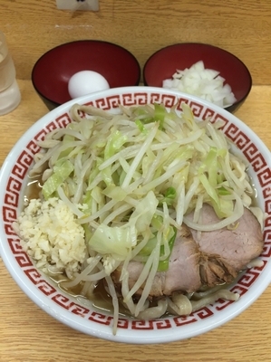 「小ラーメン ニンニク 生たまご 刻みタマネギ」@ラーメン二郎 環七新新代田店の写真