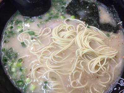 「博多ラーメン＋替え玉」@博多ラーメン 長浜や 青物横丁店の写真