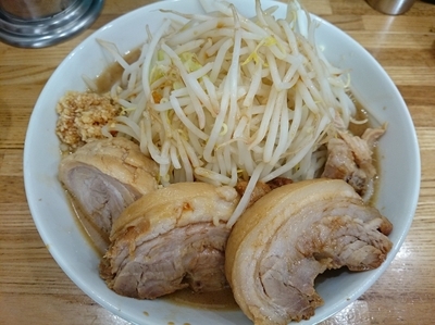 「ラーメン（並）￥730＋豚2枚￥180円＝￥910」@デカ盛り戦隊 豚レンジャーの写真