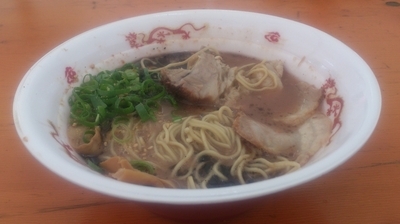 「無鉄砲 がむしゃら『骨付きスペアリブ 黒とんこつラーメン』」@大つけ麺博プレゼンツ つけ麺VSラーメンの写真