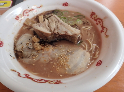 「無鉄砲 がむしゃら 骨付きスペアリブ 黒とんこつラーメン」@大つけ麺博プレゼンツ つけ麺VSラーメンの写真