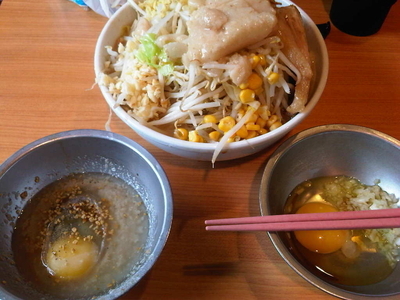「プチ二郎ニンニクアブラカラメ+たまねぎ玉子+脂玉子+生姜」@ラーメン二郎 八王子野猿街道店2の写真