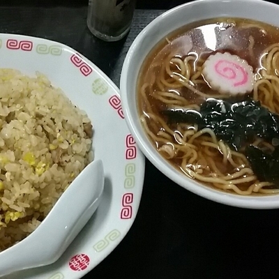 「チャーハンと半ラーメン　５００円」@かしわやの写真