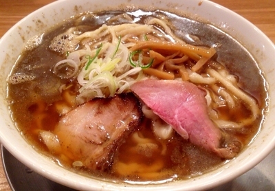 「喜多方らーめん(煮干) 820 麺大盛りサービス 0」@麺や 七彩 八丁堀店の写真