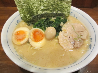 「らーめん中盛り￥７５０味玉￥１００」@横浜家系ラーメン 精一杯の写真