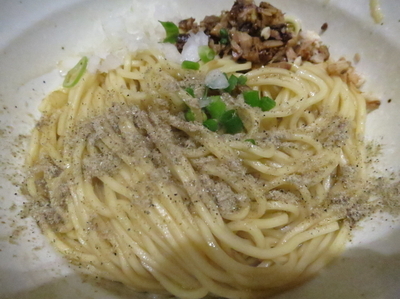 「煮干しそば650円+替え玉（油そば）150円」@つけめん・らーめん・煮干そば 金狼の写真