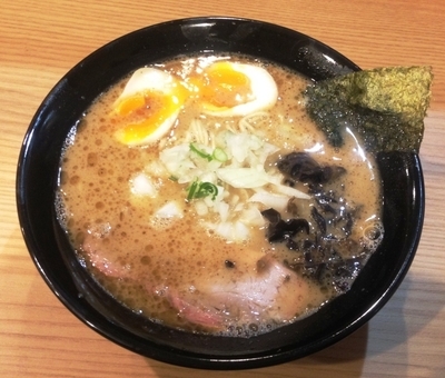 「とんこつ醤油ラーメン＋半熟味玉」@柴田商店の写真