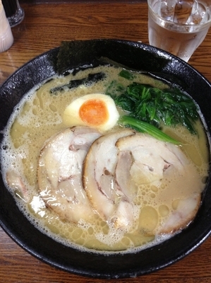 「チャーシュー麺中盛、硬め濃いめ」@横浜らーめん 源泉の写真