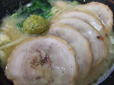 「チャーシューメン＋カレーBOM　８８０円＋１００円」@横浜家系ラーメン すずき家の写真