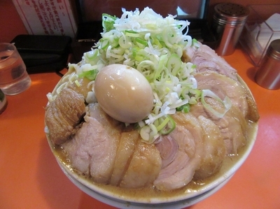 「ラーメン豚入り（８４０円）＋豚＋特盛＋豚他」@ちばからの写真