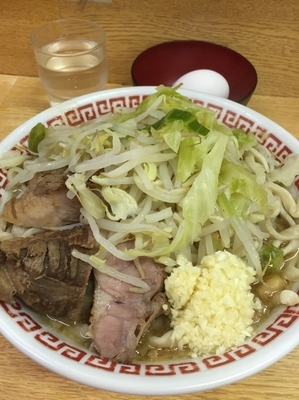 「小ラーメン ニンニク 生たまご」@ラーメン二郎 環七新新代田店の写真