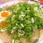 「醤油味玉ラーメン（７５０円）＋小ごはん（１５０円）」@魁力屋 柏市役所前店の写真