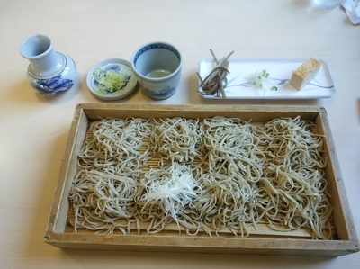 「板そば(箸休め・天ぷら付き)1,100円」@手打ちそば 梅田屋の写真