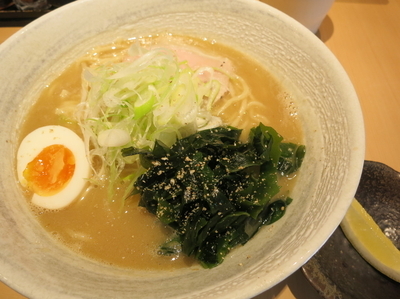 「塩らーめん 800円 ＋ 濃厚杏仁豆腐 200円」@らーめん道の塩の写真