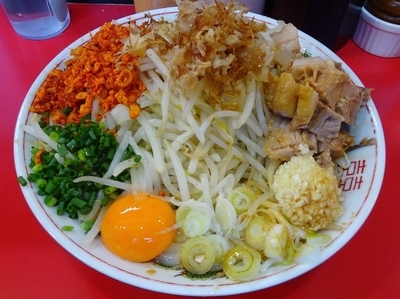 「まぜそば：普通（830円）ニンニク辛あげ」@用心棒 本号の写真