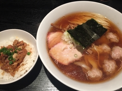 「ワンタンメン+肉煮込みご飯（880+170円）」@支那ソバ 小むろの写真