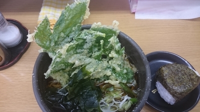 「あしたば天そば（３８０円）おにぎり（１００円）」@葛西めんやの写真