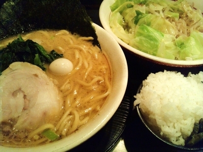 「醤油ラーメン+半ライス+もやきゃべ」@横浜家系 だるま家の写真