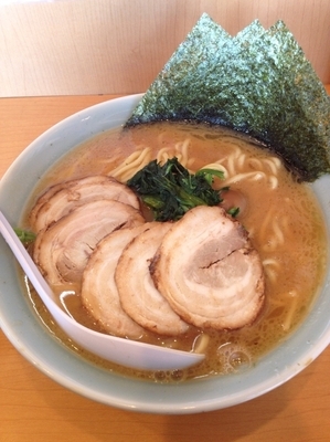 「チャーシュー麺中盛、硬め濃いめ」@壱勢家の写真