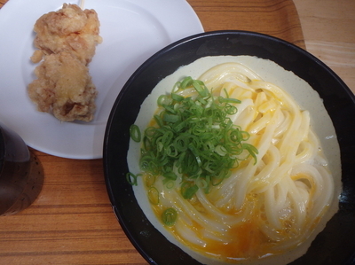 「釜玉うどん(小)(250円)、串とり天(100円)」@山越うどんの写真