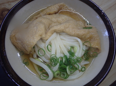 「小(150円)(冷)、あげ(100円)」@讃岐うどん がもうの写真
