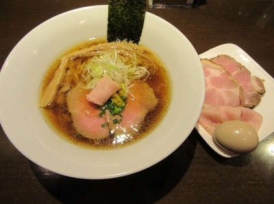 「虎徹そば　醤油　自家製平打ち麺（７５０円）＋特製」@麺や 虎徹の写真