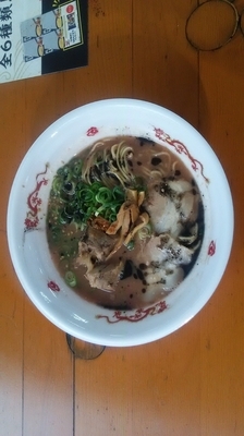 「【無鉄砲 がむしゃら】骨付きスペアリブ 黒とんこつラーメン」@大つけ麺博プレゼンツ つけ麺VSラーメンの写真