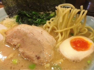 「とんこつラーメン(700円)」@横濱とんこつ TUKASA 本店の写真